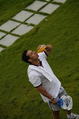 Un practicante de padel bebiendo