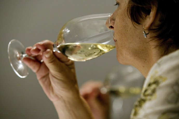 Una mujer participando en una cata de vino.