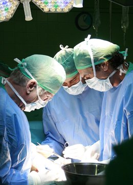 El equipo de cirujanos, durante la intervención.