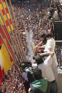 Calle con gente en Sanlorenzos