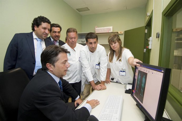 Cervera inaugurando las nuevas instalaciones tecnológicas