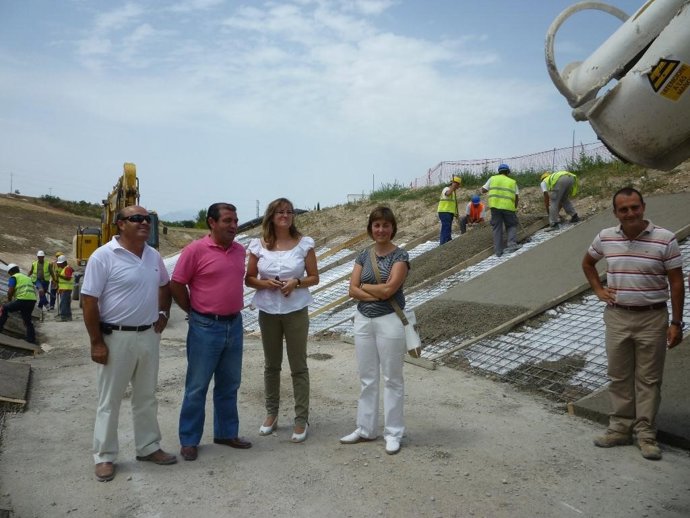 el delegado provincial de Medio Ambiente, José Castro, y la alcaldesa de Peal de