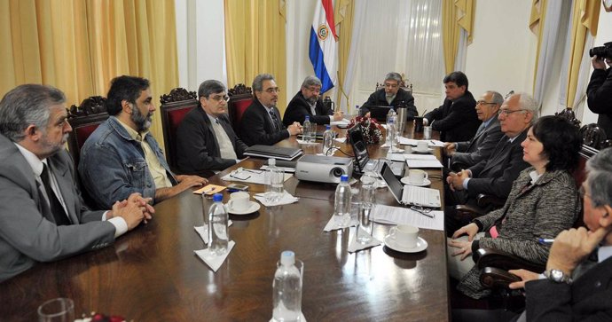 El presidente de paraguay, Fernando Lugo, reunido en el Palacio de Gobierno