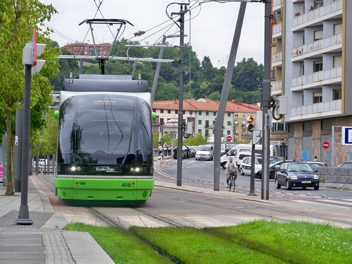 El tranvía bilbaíno llegando a la estación de Pio Baroja