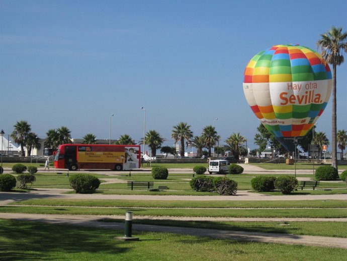 Imagen del autobús promocional y del globo cautivo de la campaña promocional 'Ha