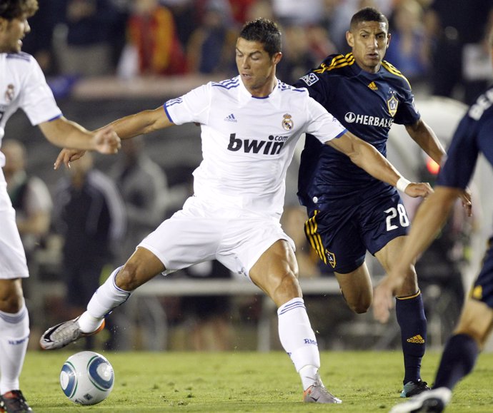 Cristiano Ronaldo pelea el balón
