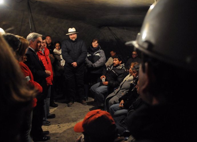 El presidente de Chile, Sebastián Piñera, reunido con los familiares de los mine