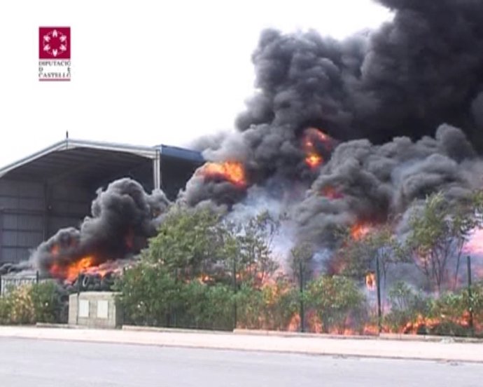 Columna de humo generada el pasado domingo