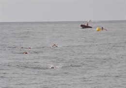 Playa catalana, durante la travesía de socorristas