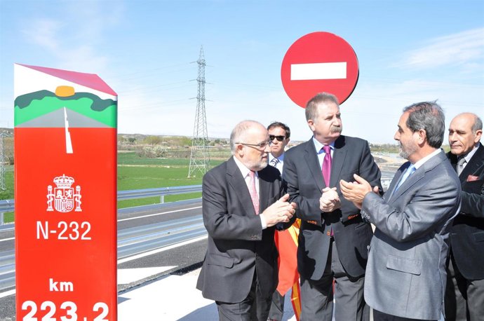 Victor Morlán acompañado por el delegado del Gobierno y el consejero de Presiden