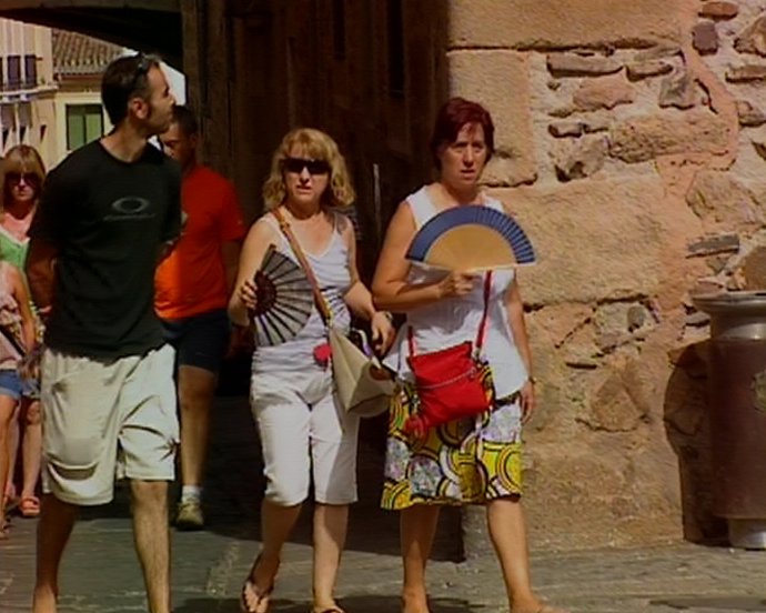 Los turistas sobreviven a la alerta por temperaturas bajo refugios de sombra y a