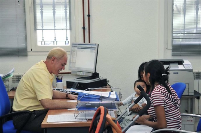 Parados informándose en una Agencia para el Empleo de Madrid