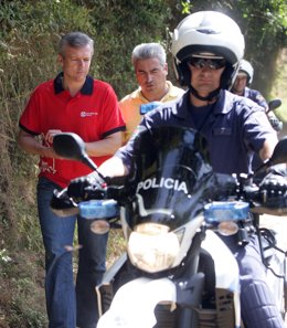 Rueda en un tramo del Camino de Santiago, en O Pino, junto al alcalde y la Polic