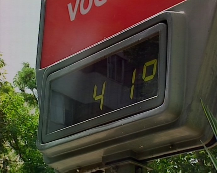 Los turistas sobreviven a la alerta por temperaturas bajo refugios de sombra y a