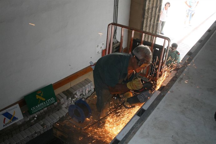 Droga en el muelle de Cádiz
