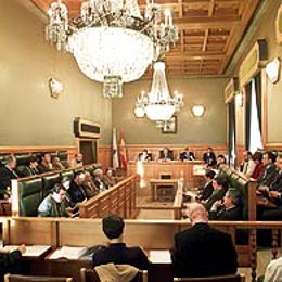 Imagen de un pleno municipal en Santiago.