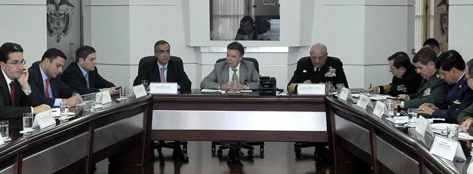 El presidente de Colombia, Juan Manuel Santos, reunido con autoridades militares