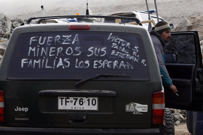 Mineros chilenos se solidarizan con sus compañeros atrapados