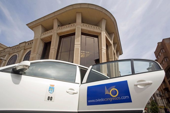 Taxi con el logo de Oviedo Congresos