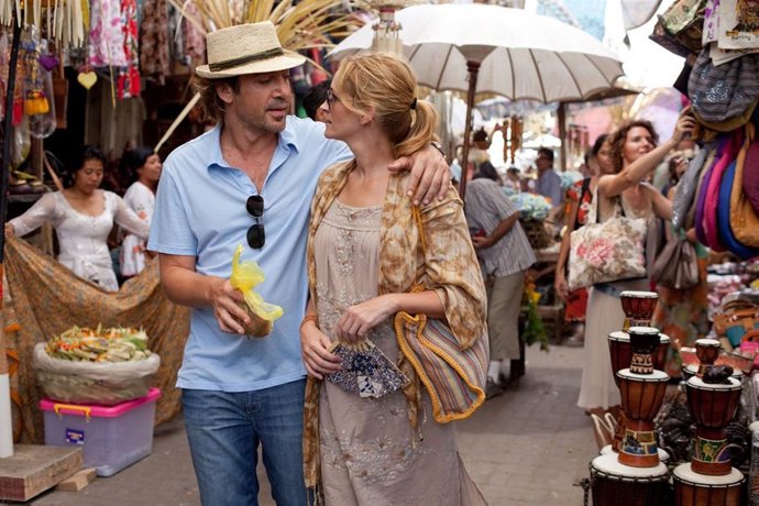 Julia Roberts y Javier Bardem en Come, reza, ama