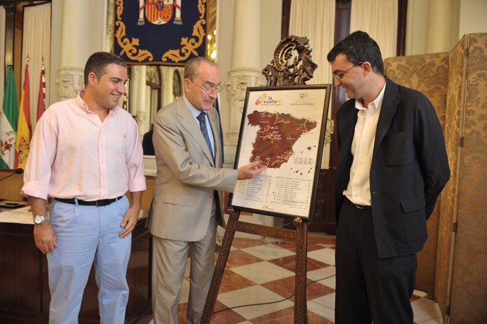 Firma del contrato para que Málaga sea llegada y salida de etapa de la Vuelta Ci