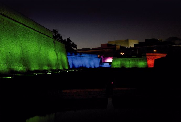 Imagen del recinto fortificado iluminado en una noche de este verano.