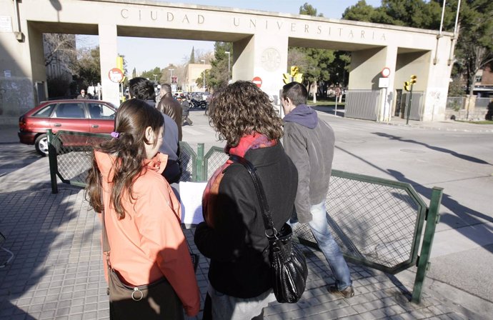 Jóvenes en la puerta de la Universidad de Zaragoza