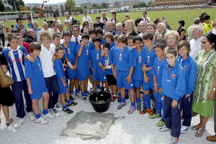 Revilla, junto al resto de autoridades y chavales de la cantera de la Gimnástica