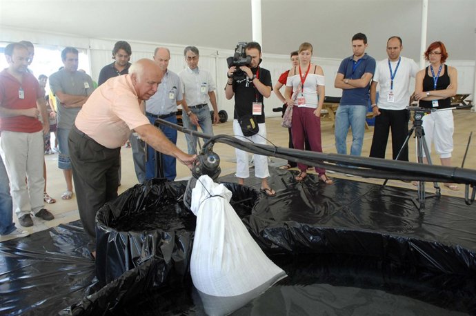 El autor del aparato para recoger chapapote hace una demostración