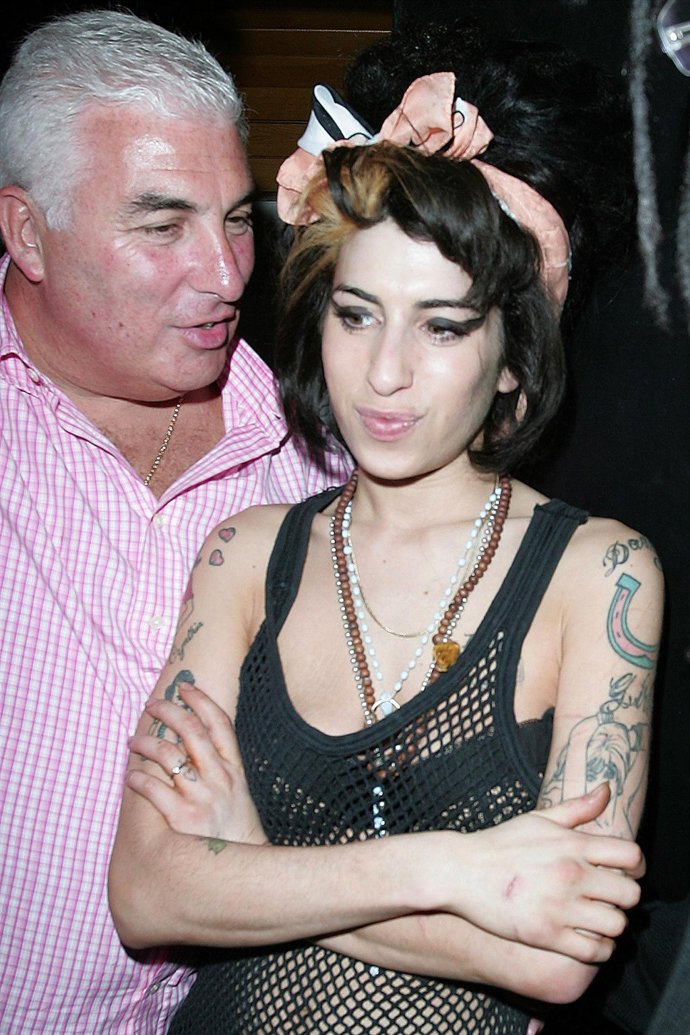Ingresan al padre de Amy Winehouse en un hospital