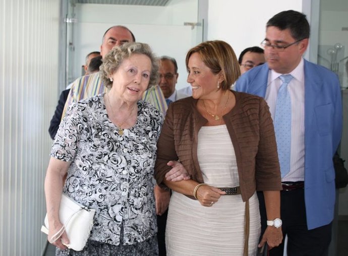 Imagen de la hija de Blas Infante junto a la alcaldesa de Isla Cristina en un cu