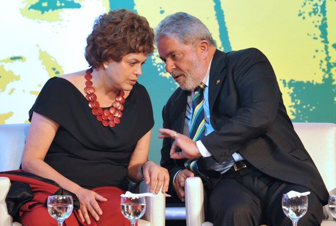 La candidata a la Presidencia de Brasil Dilma Rousseff y el mandatario brasileño