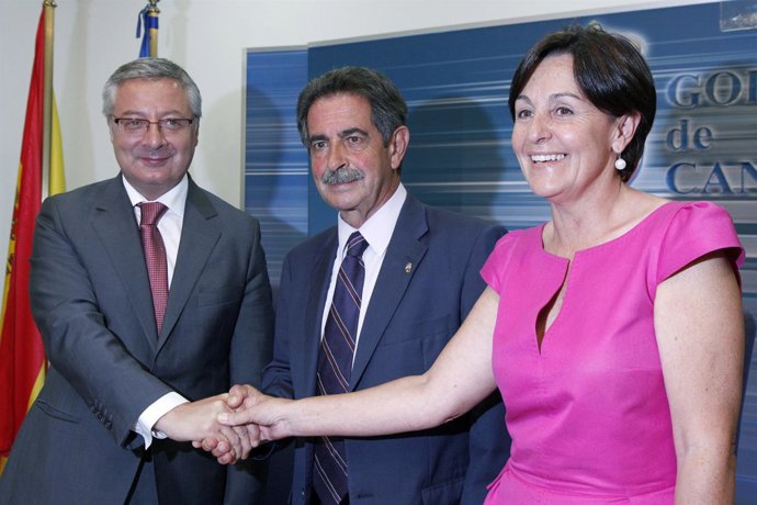 Blanco, Revilla y Gorostiaga se estrechan la mano