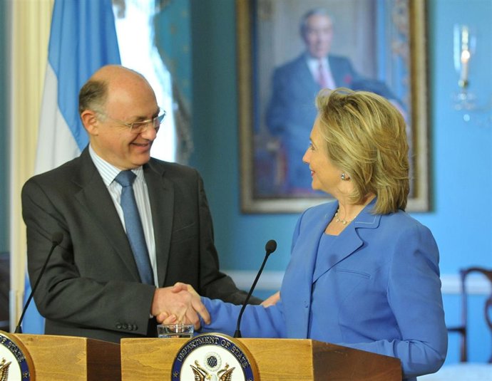 El canciller argentino, Héctor Timerman, con su par estadounidense, Hillary Clin