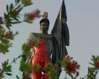 Vecinos de Medellín muestran su indignación por la pintada a la estatua de Hernán Cortés