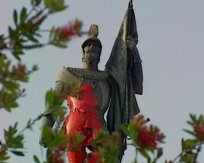La estatua de Hernán Cortés teñida de rojo