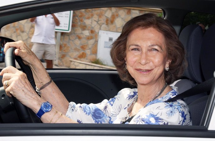 La reina Sofía probando el nuevo  coche eléctrico modelo 'iOn' de la marca Peuge