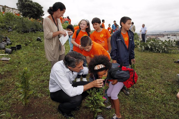 Los niños de 'El Veranuco' participan en la reforestación