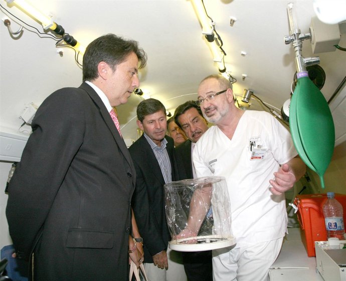 El conseller de sanitat manuel cervera visita la cámara hiperbárica del Hospital