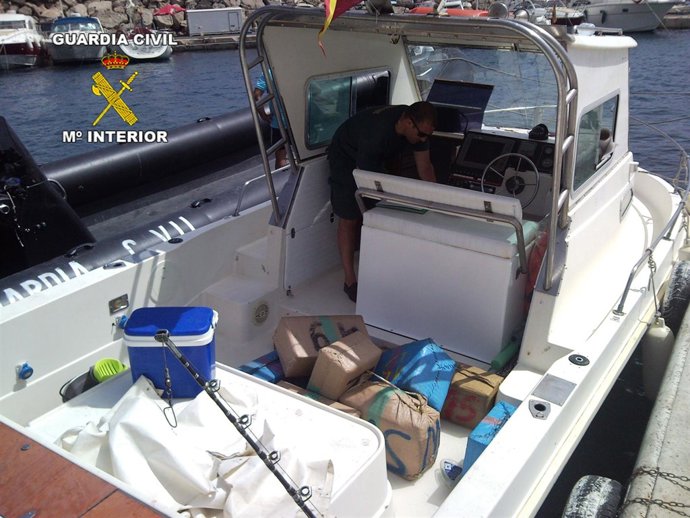 Embarcación interceptada con 1.500 kilos de hachís en Punta Polacra, Almería