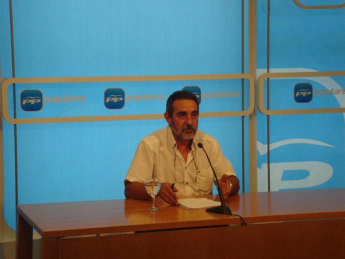 El diputado regional del Partido Popular, José Miguel Crespo, durante la rueda d