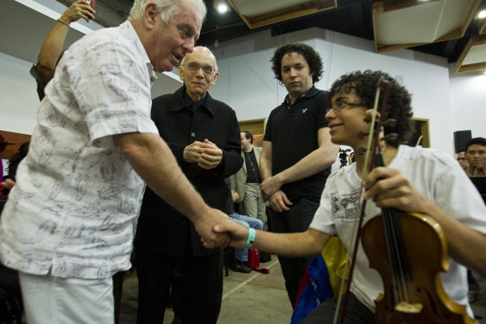 Daniel Barenboim felicita al joven concertino de la Orquesta Nacional Infantil d