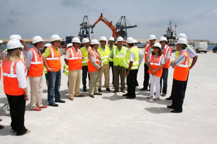 Los alcaldes del Levante de Almería visitan las obras de ampliación del Puerto d