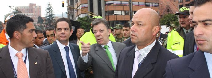 El presidente de Colombia, Juan Manuel Santos, junto al ministro del Interior, G