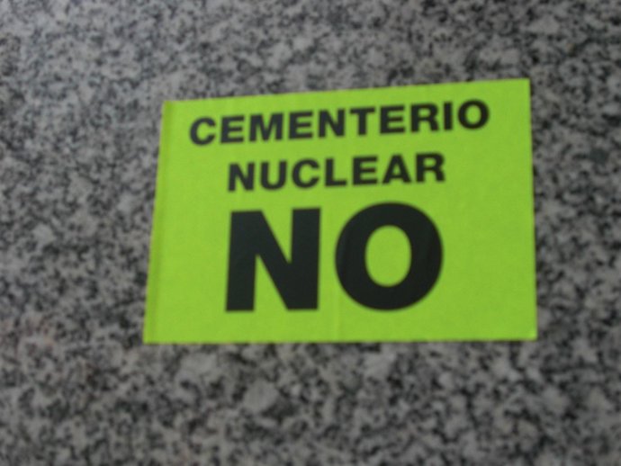 Pegatina contra el cementerio