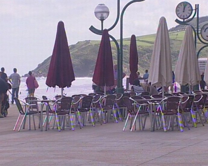 hosteleros de Zarautz dicen que el mal tiempo resta clientes en sus terrazas min