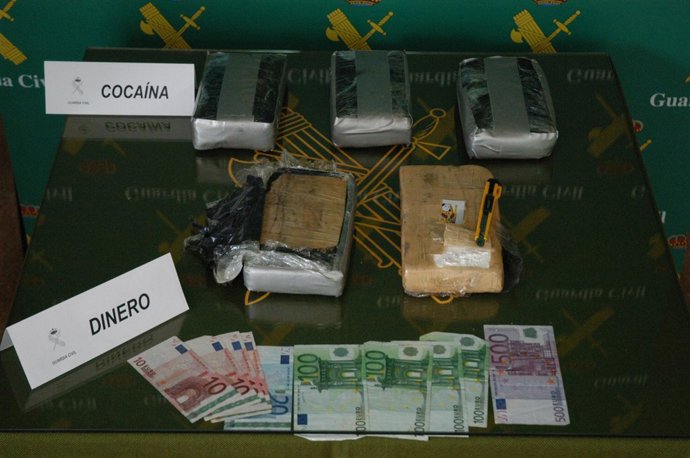 La cocaína y el dinero incautados en la operación