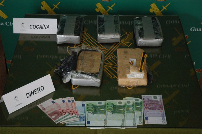 La cocaína y el dinero incautados en la operación