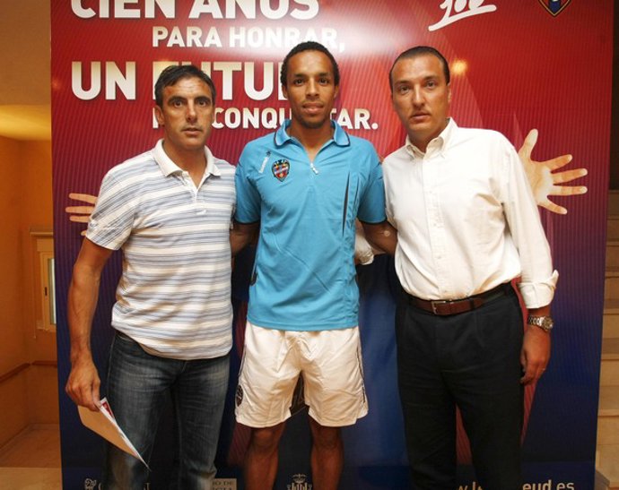 Valdo posa con la camiseta de entrenamiento del Levante junto al presidente del 