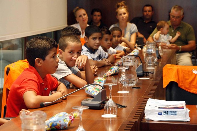 El alcalde de Cartaya despide a los 17 menores que han pasado el verano con fami